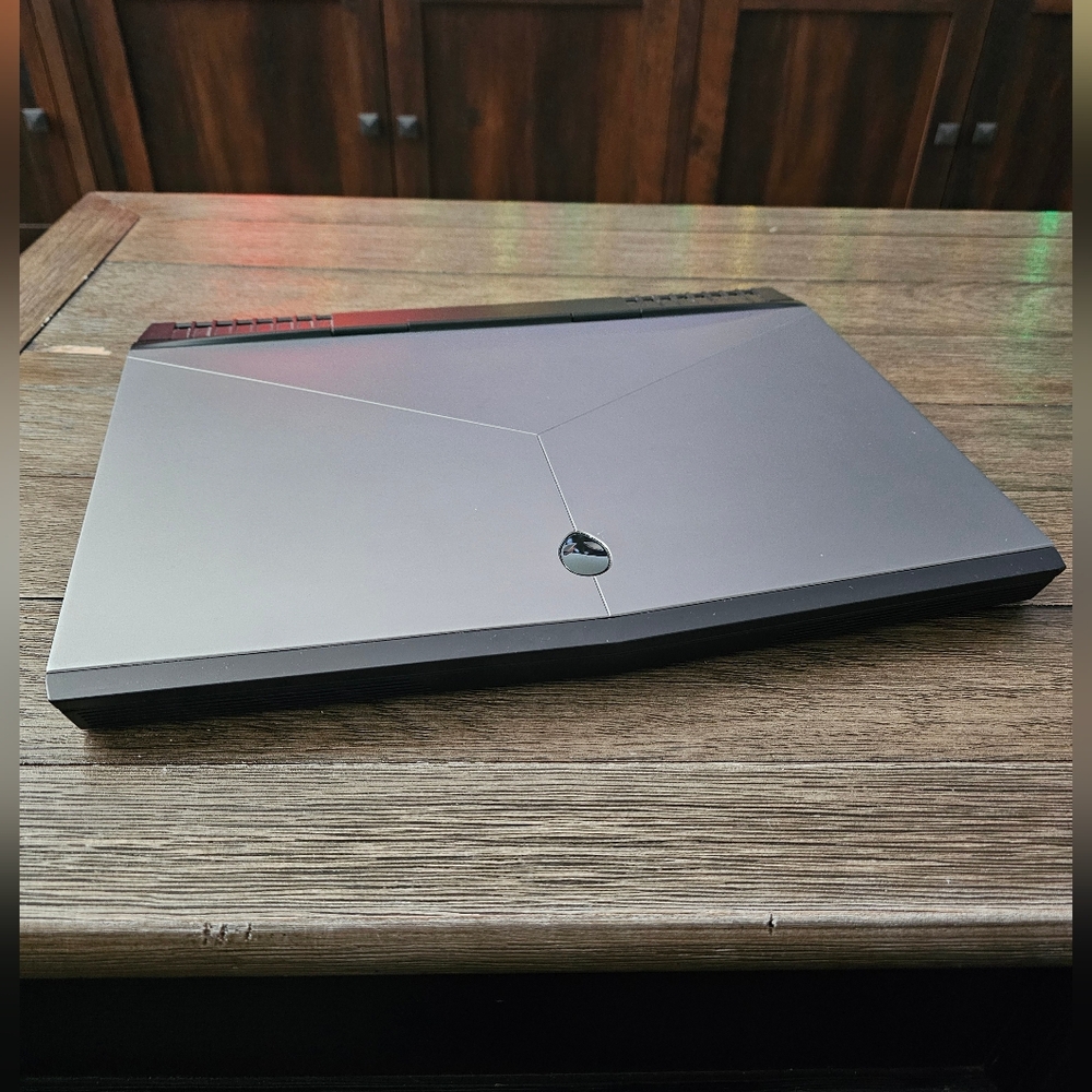 Alienware 15 R3 Gaming Laptop - Picture 3 of 5